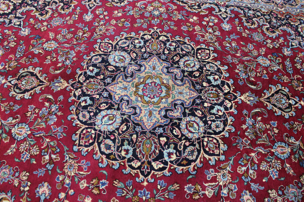 SIGNED PERSIAN KERMAN RUG WITH A FINE FLORAL DESIGN 325 X 225 CM