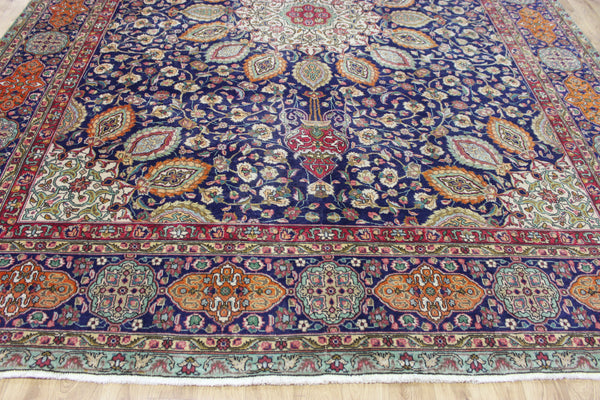 ANTIQUE TABRIZ CARPET OF TRADITIONAL MEDALLION DESIGN 390 X 300 CM