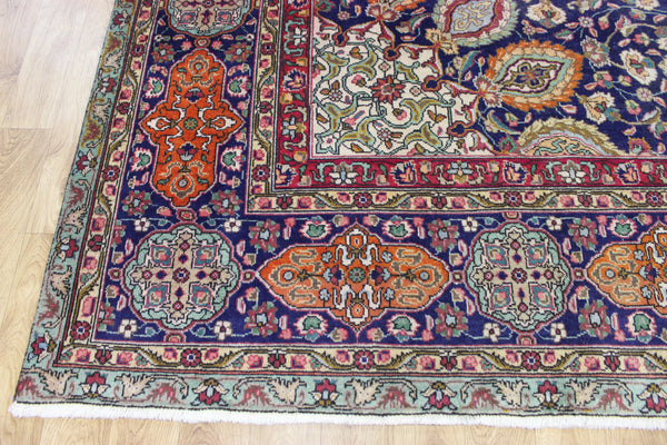 ANTIQUE TABRIZ CARPET OF TRADITIONAL MEDALLION DESIGN 390 X 300 CM