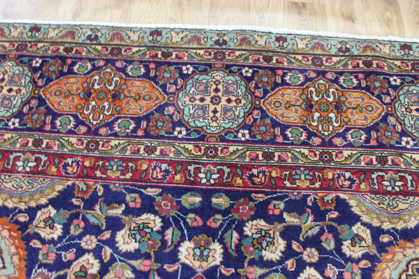 ANTIQUE TABRIZ CARPET OF TRADITIONAL MEDALLION DESIGN 390 X 300 CM