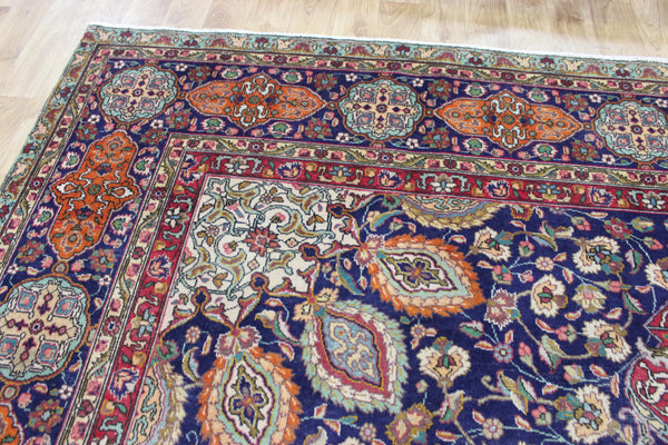 ANTIQUE TABRIZ CARPET OF TRADITIONAL MEDALLION DESIGN 390 X 300 CM