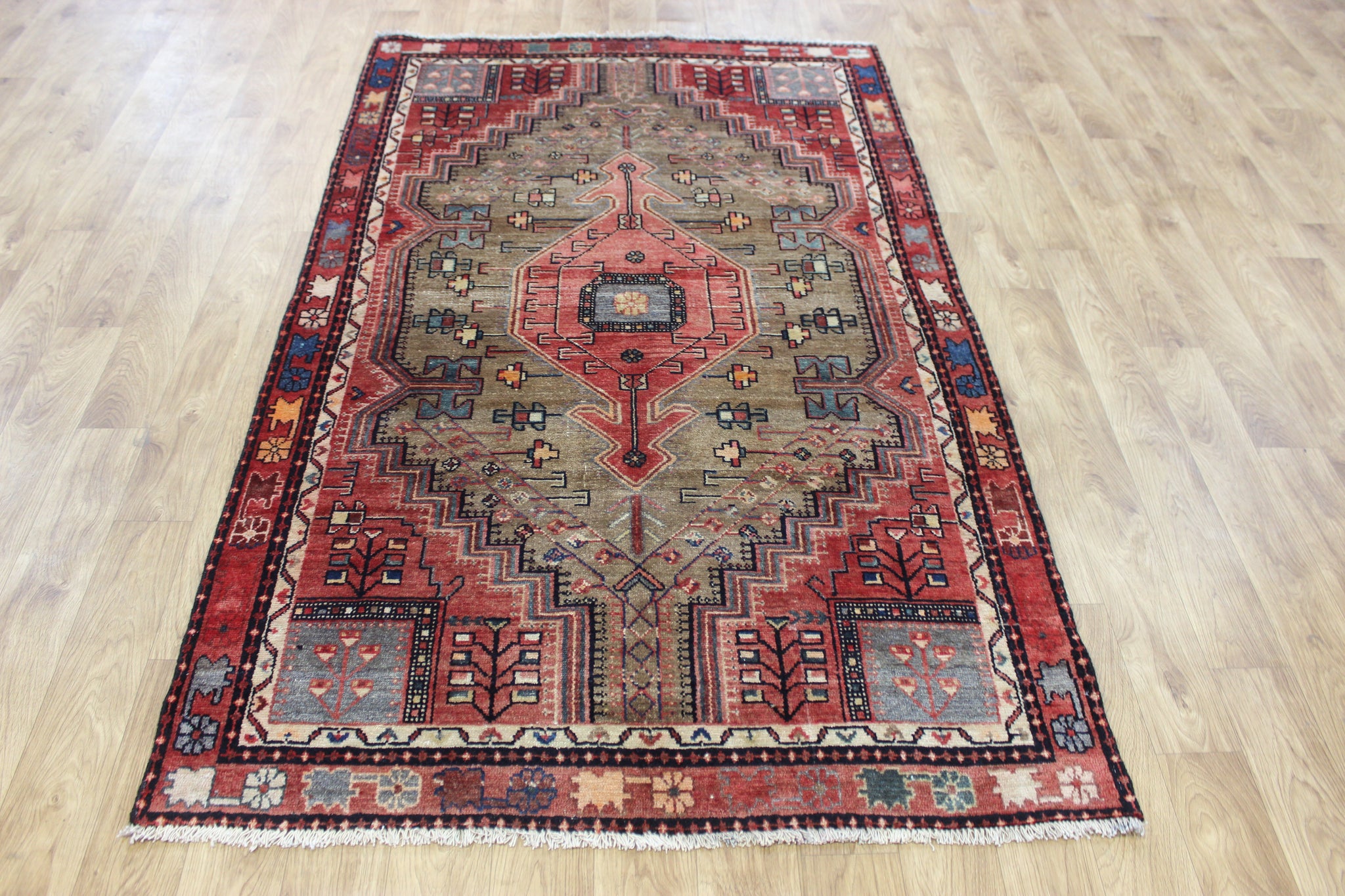 ANTIQUE PERSIAN HAMEDAN RUG OF TRADITIONAL DESIGN NATURAL DYES 210 X 125 CM