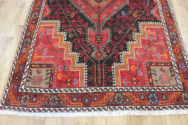 ANTIQUE PERSIAN HAMEDAN RUG OF TRADITIONAL MEDALLION DESIGN 200 X 130 CM