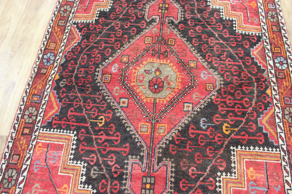 ANTIQUE PERSIAN HAMEDAN RUG OF TRADITIONAL MEDALLION DESIGN 200 X 130 CM