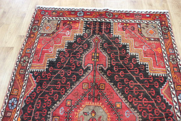 ANTIQUE PERSIAN HAMEDAN RUG OF TRADITIONAL MEDALLION DESIGN 200 X 130 CM