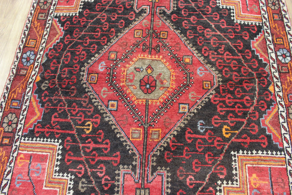 ANTIQUE PERSIAN HAMEDAN RUG OF TRADITIONAL MEDALLION DESIGN 200 X 130 CM