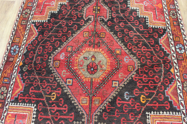 ANTIQUE PERSIAN HAMEDAN RUG OF TRADITIONAL MEDALLION DESIGN 200 X 130 CM