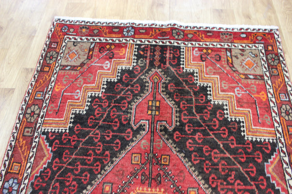 ANTIQUE PERSIAN HAMEDAN RUG OF TRADITIONAL MEDALLION DESIGN 200 X 130 CM