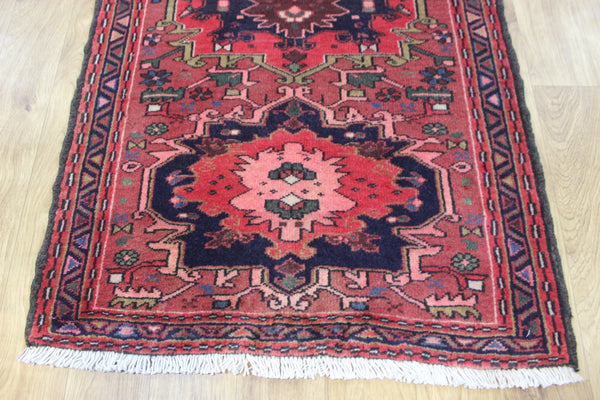 An outstanding handmade Persian Heriz runner of traditional medallion design 280 x 80 cm