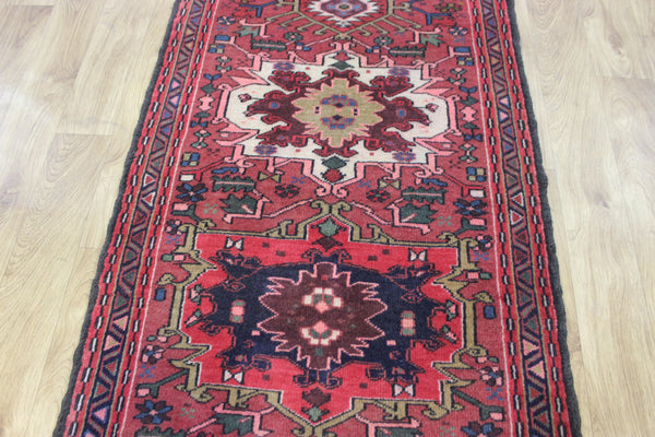 An outstanding handmade Persian Heriz runner of traditional medallion design 280 x 80 cm