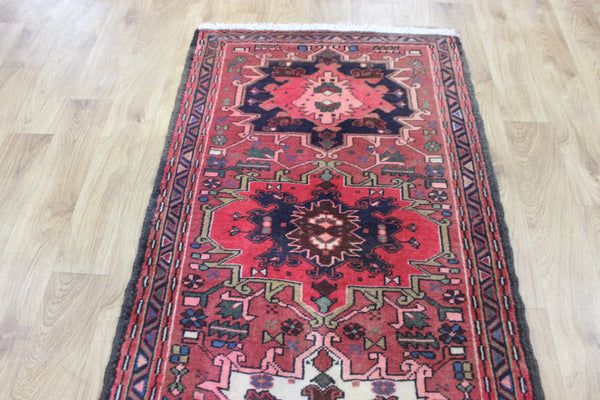 An outstanding handmade Persian Heriz runner of traditional medallion design 280 x 80 cm