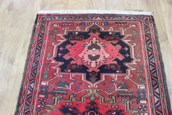 An outstanding handmade Persian Heriz runner of traditional medallion design 280 x 80 cm