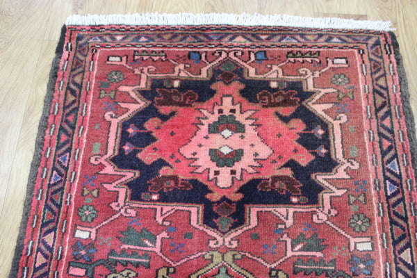 An outstanding handmade Persian Heriz runner of traditional medallion design 280 x 80 cm