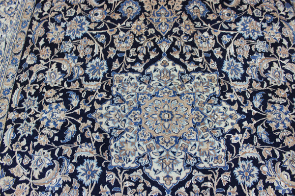 &nbsp;Fine Persian Nain rug, of superb classic design with outstanding colours 274 x 158 cm