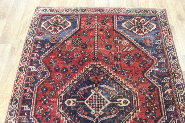 Antique Persian Qashqai rug of single medallion design 155 x 112 cm