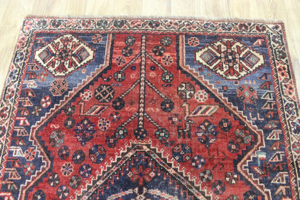 Antique Persian Qashqai rug of single medallion design 155 x 112 cm