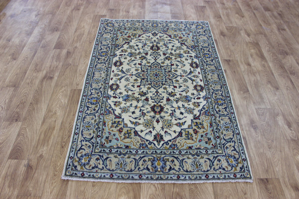 Persian Kashan rug with fine weave and a very pleasing floral design 155 x 103 cm