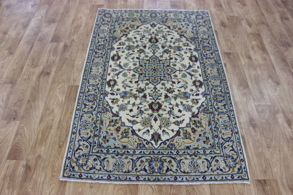 Persian Kashan rug with fine weave and a very pleasing floral design 155 x 103 cm