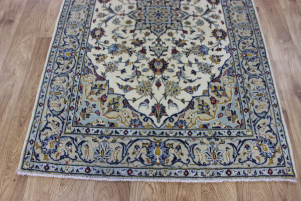 Persian Kashan rug with fine weave and a very pleasing floral design 155 x 103 cm