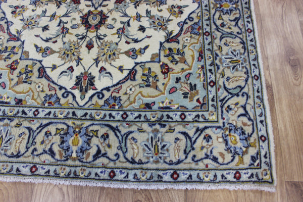 Persian Kashan rug with fine weave and a very pleasing floral design 155 x 103 cm