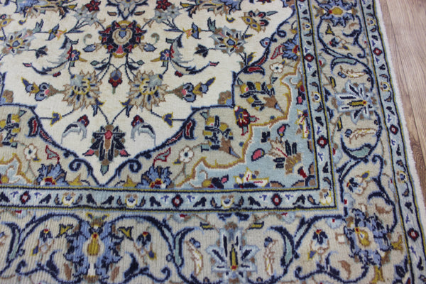 Persian Kashan rug with fine weave and a very pleasing floral design 155 x 103 cm