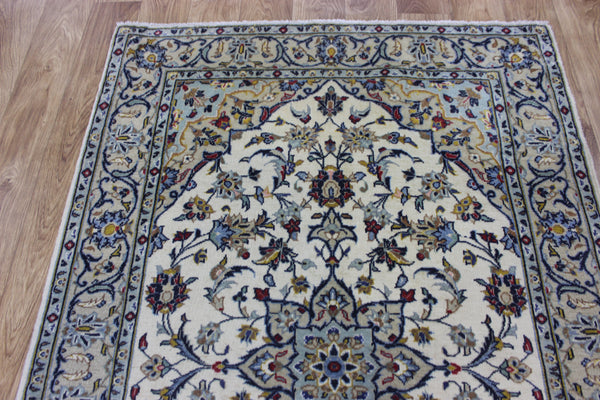 Persian Kashan rug with fine weave and a very pleasing floral design 155 x 103 cm