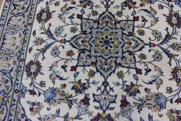 Persian Kashan rug with fine weave and a very pleasing floral design 155 x 103 cm