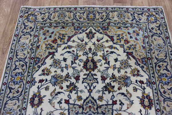 Persian Kashan rug with fine weave and a very pleasing floral design 155 x 103 cm