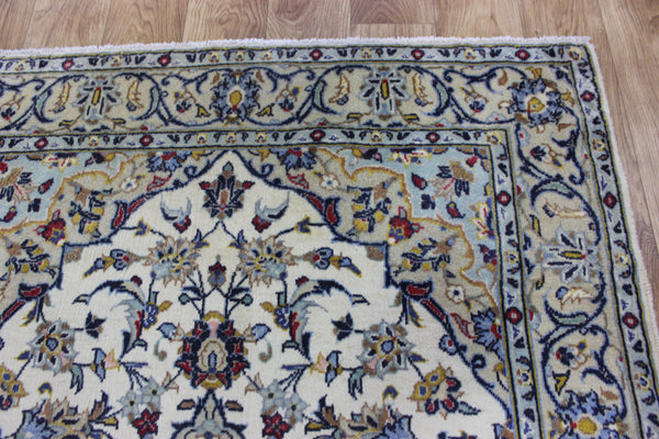 Persian Kashan rug with fine weave and a very pleasing floral design 155 x 103 cm