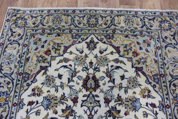 Persian Kashan rug with fine weave and a very pleasing floral design 155 x 103 cm