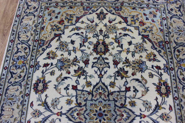 Persian Kashan rug with fine weave and a very pleasing floral design 155 x 103 cm