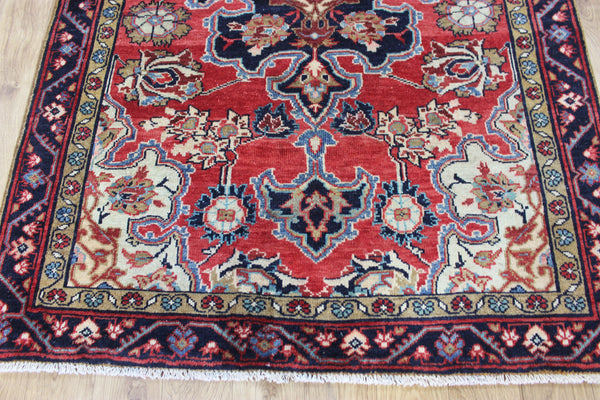 An interesting handmade Persian Hamadan rug 196 x 127 cm