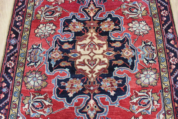 An interesting handmade Persian Hamadan rug 196 x 127 cm