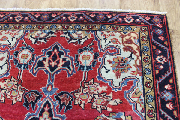 An interesting handmade Persian Hamadan rug 196 x 127 cm