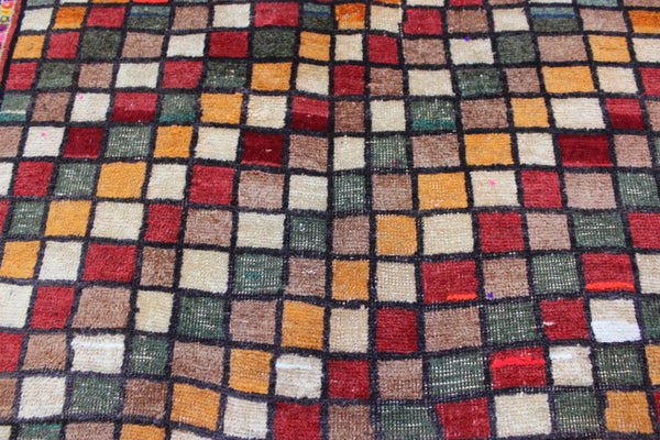 Vintage handmade Persian tribal rug with an all over checked design 175 x 105 cm