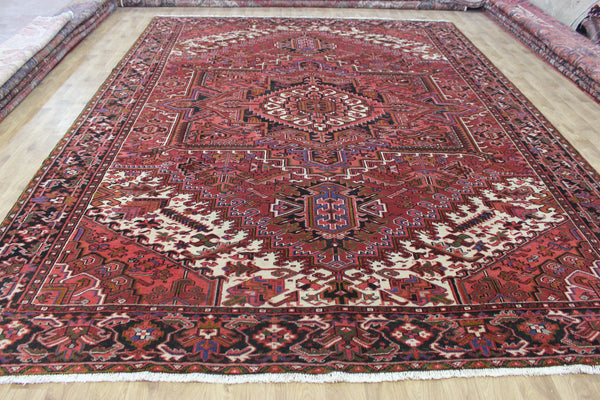 Antique Heriz carpet with a very well-drawn large medallion, Circa 1950.