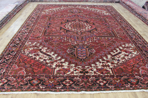 Antique Heriz carpet with a very well-drawn large medallion, Circa 1950.