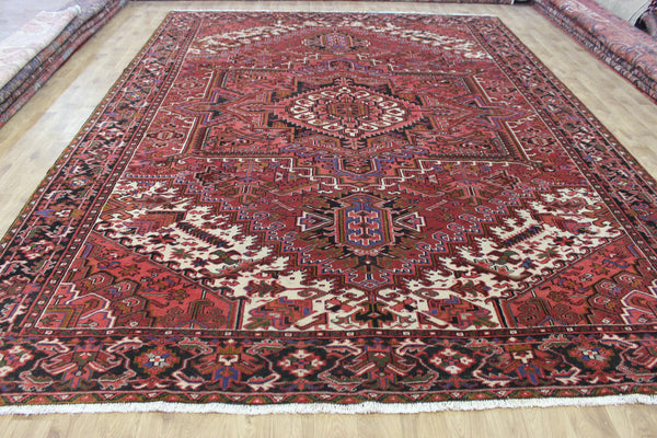 Antique Heriz carpet with a very well-drawn large medallion, Circa 1950.