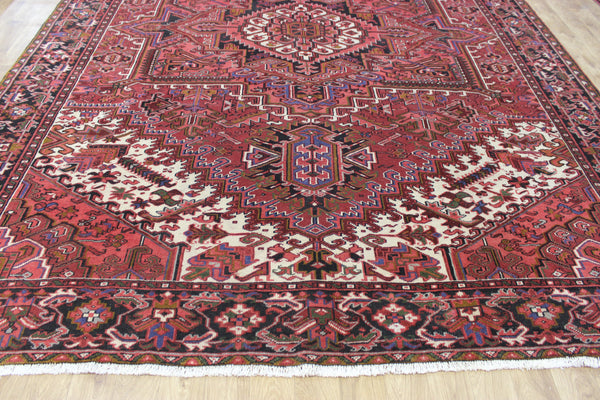 Antique Heriz carpet with a very well-drawn large medallion, Circa 1950.