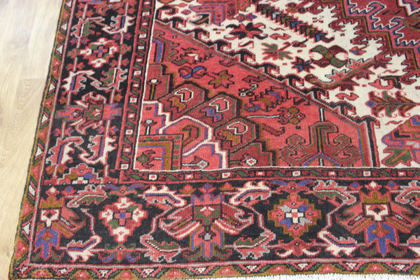 Antique Heriz carpet with a very well-drawn large medallion, Circa 1950.