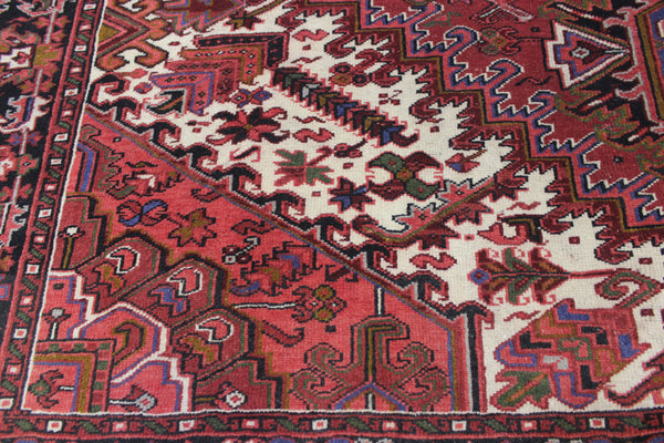 Antique Heriz carpet with a very well-drawn large medallion, Circa 1950.