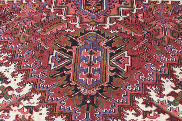 Antique Heriz carpet with a very well-drawn large medallion, Circa 1950.