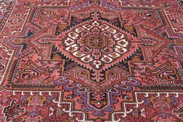 Antique Heriz carpet with a very well-drawn large medallion, Circa 1950.