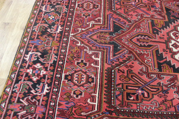 Antique Heriz carpet with a very well-drawn large medallion, Circa 1950.