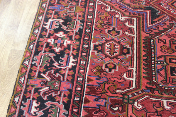 Antique Heriz carpet with a very well-drawn large medallion, Circa 1950.
