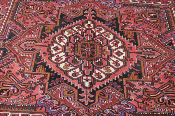 Antique Heriz carpet with a very well-drawn large medallion, Circa 1950.