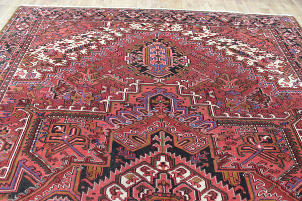 Antique Heriz carpet with a very well-drawn large medallion, Circa 1950.