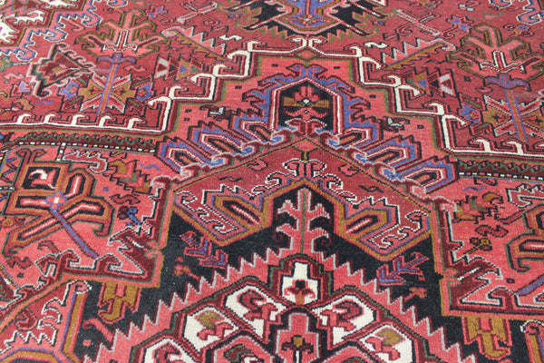 Antique Heriz carpet with a very well-drawn large medallion, Circa 1950.