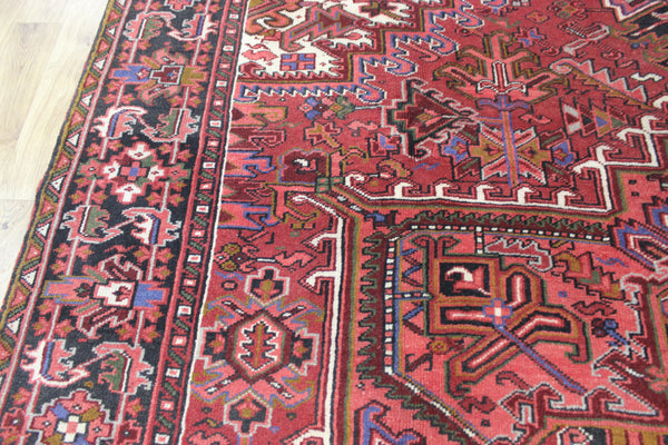 Antique Heriz carpet with a very well-drawn large medallion, Circa 1950.