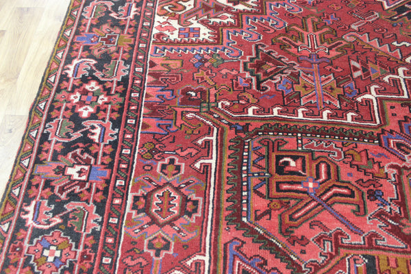 Antique Heriz carpet with a very well-drawn large medallion, Circa 1950.